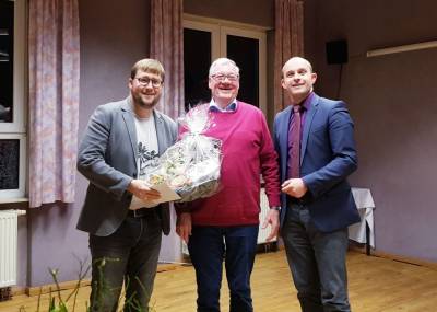 Vorsitzender Sebastian Sehlbach (links) und Fraktionsvorsitzender Lutz Köhler (rechts) gratulierten Reinhold Röhrig (Mitte) nachtäglich zum 75. Geburtstag.