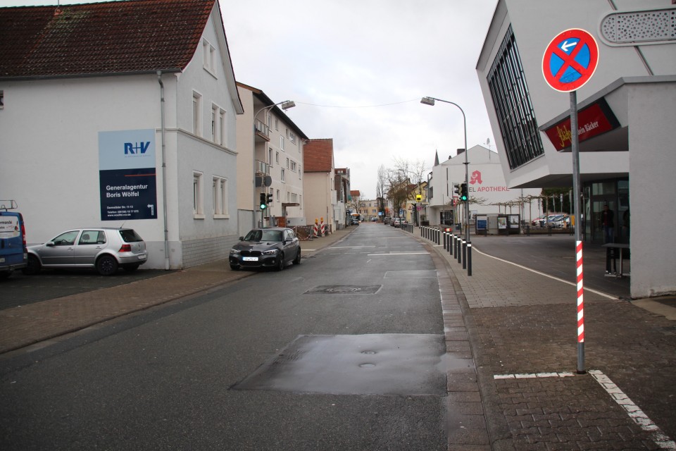 Die Darmstädter Straße gilt im Volksmund nur noch als Pollerstraße, bei mittlerweile ca. 90 Pollern.